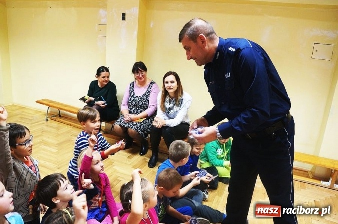 Zdjęcie w galerii na portalu naszraciborz.pl: Policjanci podarowali niebieskie serduszka pierwszakom z SP 1 wiadomości z regionu