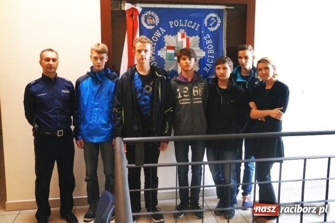 Zdjęcie w galerii na portalu naszraciborz.pl: Uczniowie ZSO w Tworkowie z wizytą u raciborskich stróżów prawa  wiadomości z regionu