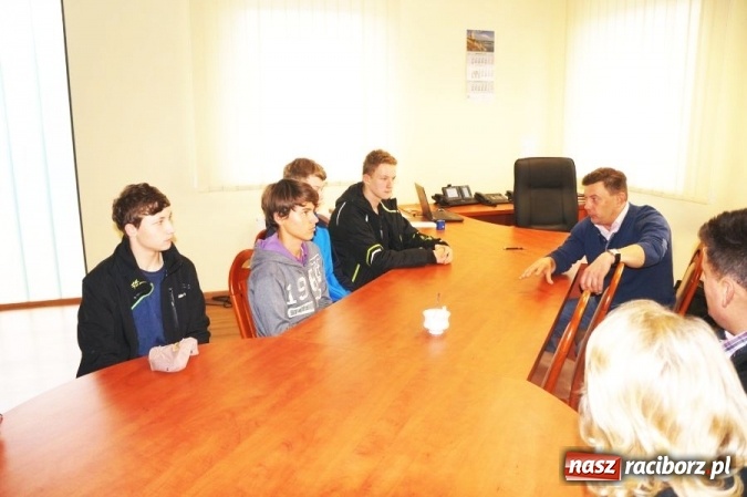 Zdjęcie w galerii na portalu naszraciborz.pl: Uczniowie ZSO w Tworkowie z wizytą u raciborskich stróżów prawa  wiadomości z regionu