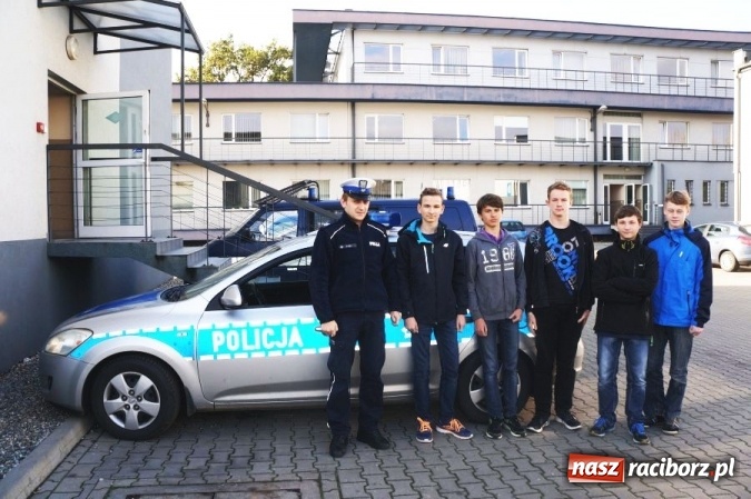 Zdjęcie w galerii na portalu naszraciborz.pl: Uczniowie ZSO w Tworkowie z wizytą u raciborskich stróżów prawa  wiadomości z regionu