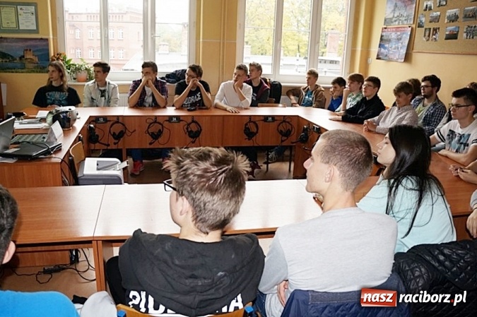 Zdjęcie w galerii na portalu naszraciborz.pl: Raciborscy policjanci na spotkaniu z młodzieżą  wiadomości z regionu