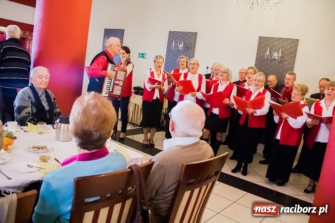 Zdjęcie w galerii na portalu naszraciborz.pl: Seniorzy świętowali dziś w Raciborskiej wiadomości z regionu