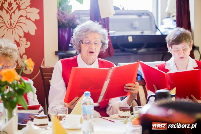 Zdjęcie w galerii na portalu naszraciborz.pl: Seniorzy świętowali dziś w Raciborskiej wiadomości z regionu