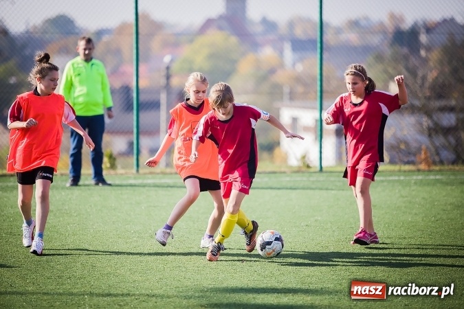 Zdjęcie w galerii na portalu naszraciborz.pl: Dziewczęta rywalizowały na orliku w Pietrowicach Wielkich wiadomości z regionu