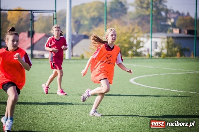 Zdjęcie w galerii na portalu naszraciborz.pl: Dziewczęta rywalizowały na orliku w Pietrowicach Wielkich wiadomości z regionu