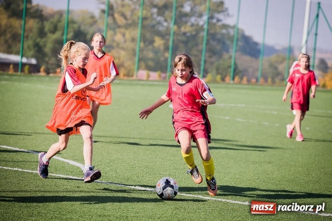 Zdjęcie w galerii na portalu naszraciborz.pl: Dziewczęta rywalizowały na orliku w Pietrowicach Wielkich wiadomości z regionu