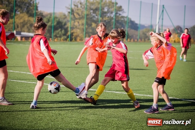 Zdjęcie w galerii na portalu naszraciborz.pl: Dziewczęta rywalizowały na orliku w Pietrowicach Wielkich wiadomości z regionu