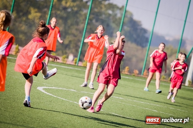 Zdjęcie w galerii na portalu naszraciborz.pl: Dziewczęta rywalizowały na orliku w Pietrowicach Wielkich wiadomości z regionu
