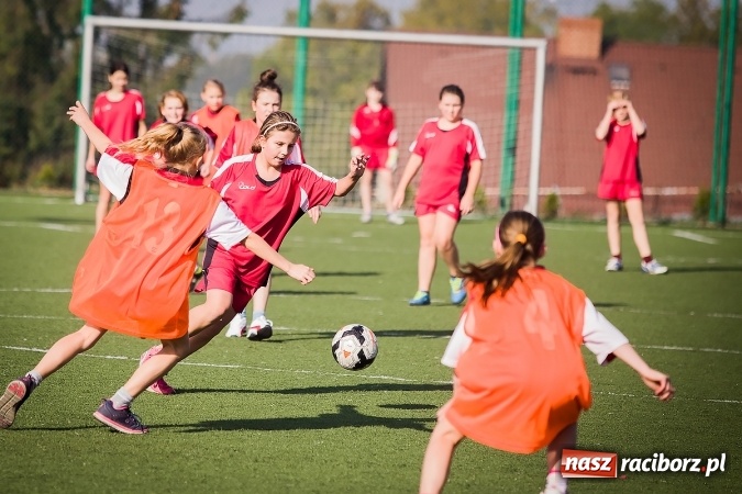 Zdjęcie w galerii na portalu naszraciborz.pl: Dziewczęta rywalizowały na orliku w Pietrowicach Wielkich wiadomości z regionu