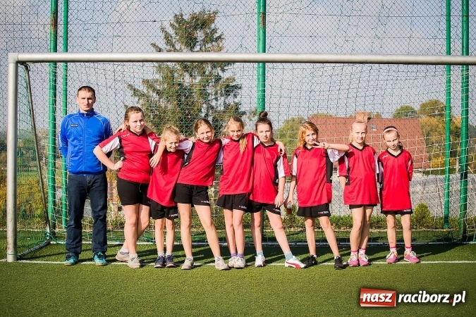 Zdjęcie w galerii na portalu naszraciborz.pl: Dziewczęta rywalizowały na orliku w Pietrowicach Wielkich wiadomości z regionu