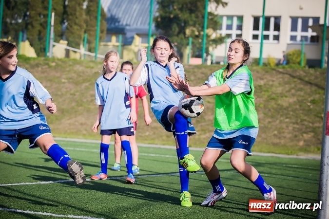 Zdjęcie w galerii na portalu naszraciborz.pl: Dziewczęta rywalizowały na orliku w Pietrowicach Wielkich wiadomości z regionu