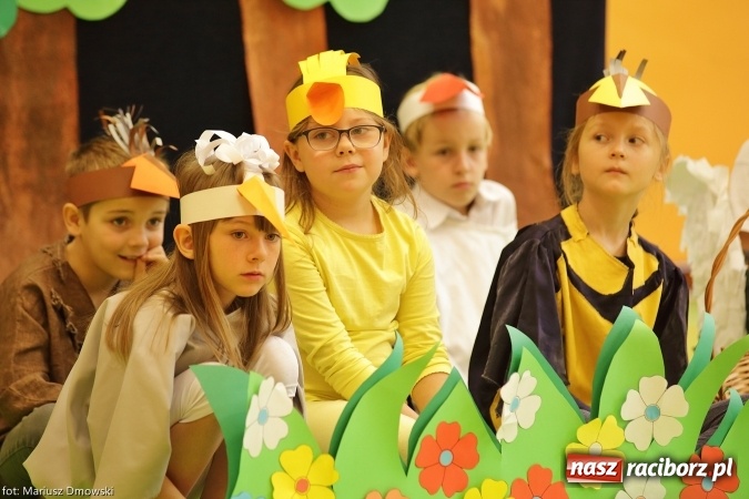 Zdjęcie w galerii na portalu naszraciborz.pl: Trzecioklasiści z SP 13 przygotowali przedstawienie dla przedszkolaków wiadomości z regionu