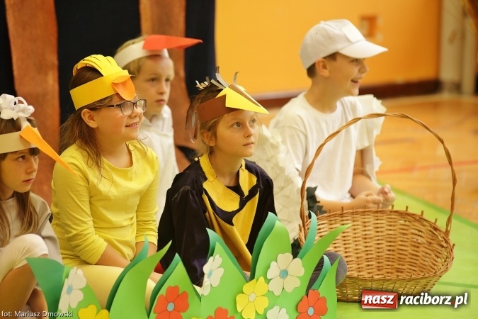 Zdjęcie w galerii na portalu naszraciborz.pl: Trzecioklasiści z SP 13 przygotowali przedstawienie dla przedszkolaków wiadomości z regionu