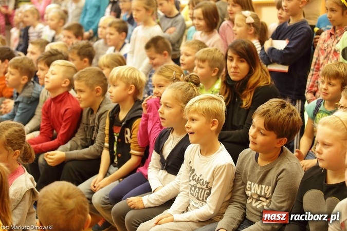 Zdjęcie w galerii na portalu naszraciborz.pl: Trzecioklasiści z SP 13 przygotowali przedstawienie dla przedszkolaków wiadomości z regionu