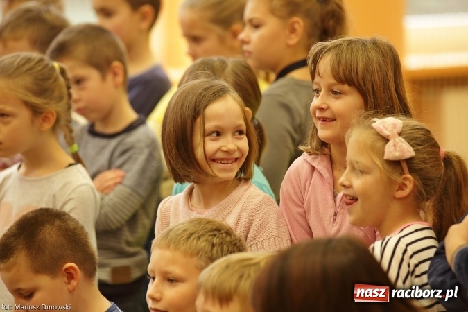 Zdjęcie w galerii na portalu naszraciborz.pl: Trzecioklasiści z SP 13 przygotowali przedstawienie dla przedszkolaków wiadomości z regionu
