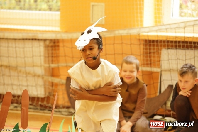 Zdjęcie w galerii na portalu naszraciborz.pl: Trzecioklasiści z SP 13 przygotowali przedstawienie dla przedszkolaków wiadomości z regionu