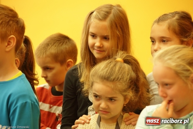 Zdjęcie w galerii na portalu naszraciborz.pl: Trzecioklasiści z SP 13 przygotowali przedstawienie dla przedszkolaków wiadomości z regionu