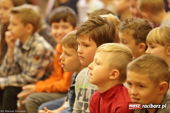 Zdjęcie w galerii na portalu naszraciborz.pl: Trzecioklasiści z SP 13 przygotowali przedstawienie dla przedszkolaków wiadomości z regionu