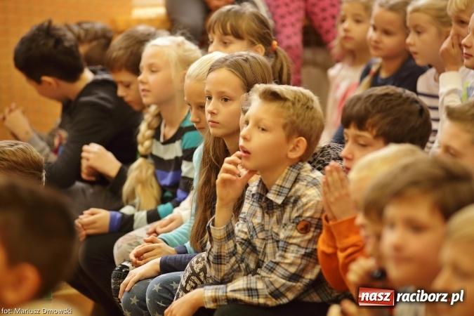 Zdjęcie w galerii na portalu naszraciborz.pl: Trzecioklasiści z SP 13 przygotowali przedstawienie dla przedszkolaków wiadomości z regionu