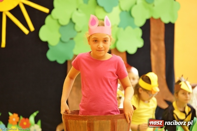 Zdjęcie w galerii na portalu naszraciborz.pl: Trzecioklasiści z SP 13 przygotowali przedstawienie dla przedszkolaków wiadomości z regionu