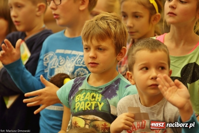 Zdjęcie w galerii na portalu naszraciborz.pl: Trzecioklasiści z SP 13 przygotowali przedstawienie dla przedszkolaków wiadomości z regionu