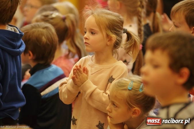 Zdjęcie w galerii na portalu naszraciborz.pl: Trzecioklasiści z SP 13 przygotowali przedstawienie dla przedszkolaków wiadomości z regionu