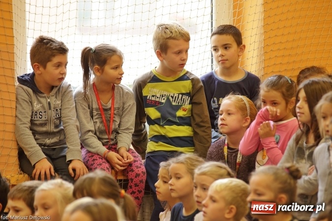 Zdjęcie w galerii na portalu naszraciborz.pl: Trzecioklasiści z SP 13 przygotowali przedstawienie dla przedszkolaków wiadomości z regionu