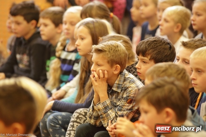 Zdjęcie w galerii na portalu naszraciborz.pl: Trzecioklasiści z SP 13 przygotowali przedstawienie dla przedszkolaków wiadomości z regionu
