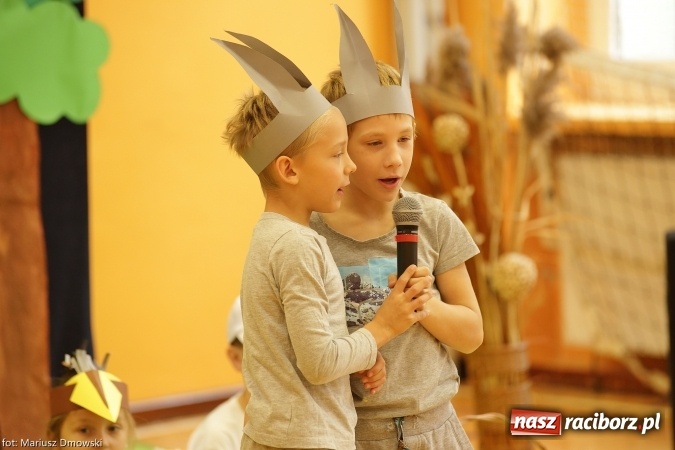 Zdjęcie w galerii na portalu naszraciborz.pl: Trzecioklasiści z SP 13 przygotowali przedstawienie dla przedszkolaków wiadomości z regionu