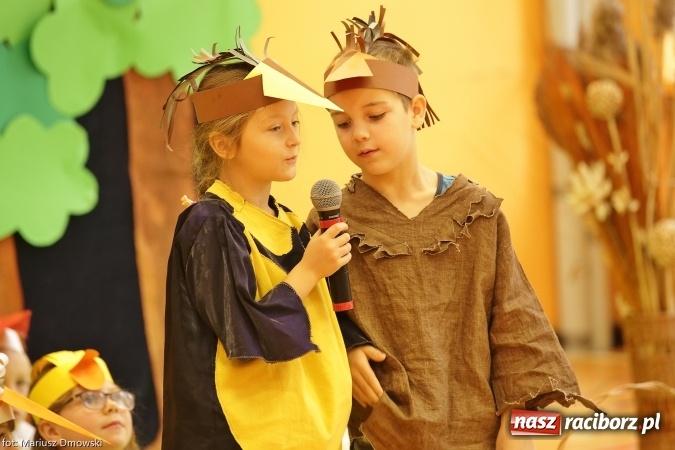 Zdjęcie w galerii na portalu naszraciborz.pl: Trzecioklasiści z SP 13 przygotowali przedstawienie dla przedszkolaków wiadomości z regionu