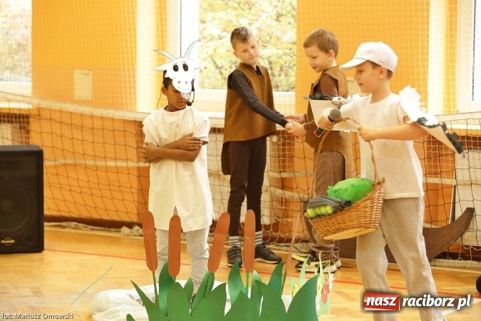 Zdjęcie w galerii na portalu naszraciborz.pl: Trzecioklasiści z SP 13 przygotowali przedstawienie dla przedszkolaków wiadomości z regionu