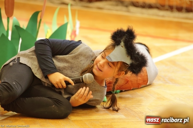 Zdjęcie w galerii na portalu naszraciborz.pl: Trzecioklasiści z SP 13 przygotowali przedstawienie dla przedszkolaków wiadomości z regionu