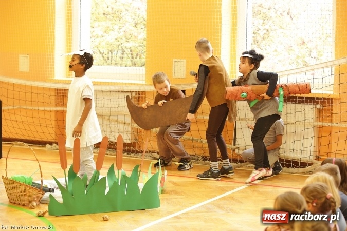 Zdjęcie w galerii na portalu naszraciborz.pl: Trzecioklasiści z SP 13 przygotowali przedstawienie dla przedszkolaków wiadomości z regionu