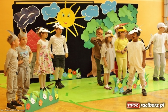 Zdjęcie w galerii na portalu naszraciborz.pl: Trzecioklasiści z SP 13 przygotowali przedstawienie dla przedszkolaków wiadomości z regionu