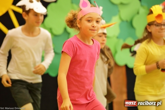 Zdjęcie w galerii na portalu naszraciborz.pl: Trzecioklasiści z SP 13 przygotowali przedstawienie dla przedszkolaków wiadomości z regionu