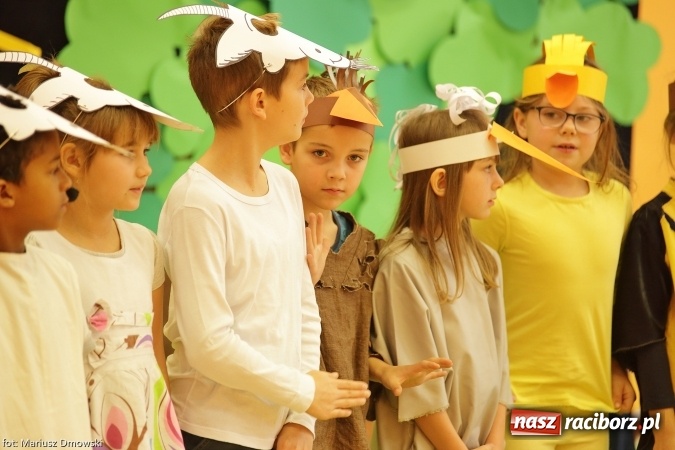 Zdjęcie w galerii na portalu naszraciborz.pl: Trzecioklasiści z SP 13 przygotowali przedstawienie dla przedszkolaków wiadomości z regionu