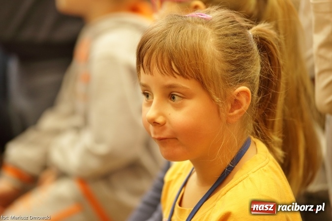 Zdjęcie w galerii na portalu naszraciborz.pl: Trzecioklasiści z SP 13 przygotowali przedstawienie dla przedszkolaków wiadomości z regionu