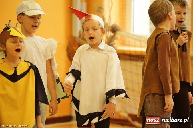 Zdjęcie w galerii na portalu naszraciborz.pl: Trzecioklasiści z SP 13 przygotowali przedstawienie dla przedszkolaków wiadomości z regionu