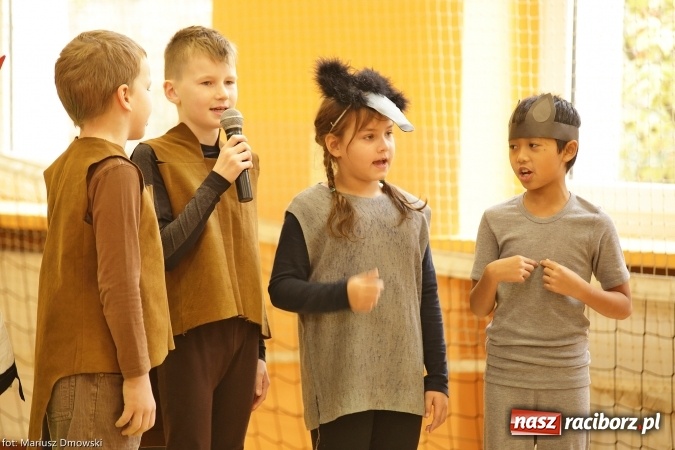 Zdjęcie w galerii na portalu naszraciborz.pl: Trzecioklasiści z SP 13 przygotowali przedstawienie dla przedszkolaków wiadomości z regionu