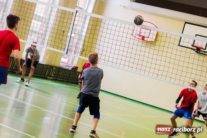 Zdjęcie w galerii na portalu naszraciborz.pl: Mistrzostwa Raciborza Szk&oacute;ł Gimnazjalnych w Dw&oacute;jkach Siatkarskich Chłopc&oacute;w wiadomości z regionu