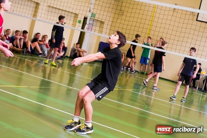 Zdjęcie w galerii na portalu naszraciborz.pl: Mistrzostwa Raciborza Szk&oacute;ł Gimnazjalnych w Dw&oacute;jkach Siatkarskich Chłopc&oacute;w wiadomości z regionu