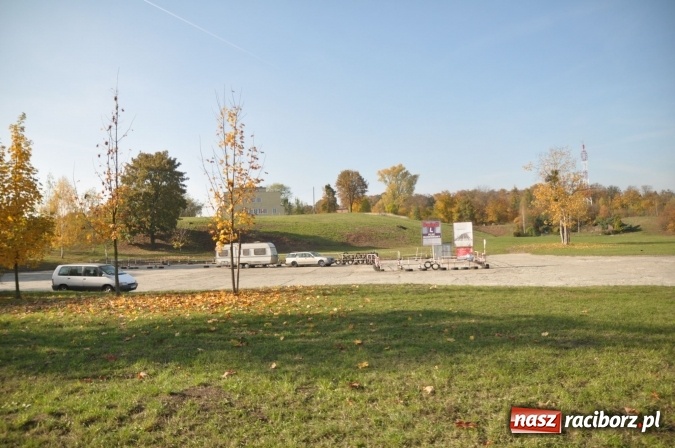 Zdjęcie w galerii na portalu naszraciborz.pl: Widmo sklepu z owadem w kropki - miasto nie sprzeda placu przy Jana Pawła II wiadomości z regionu