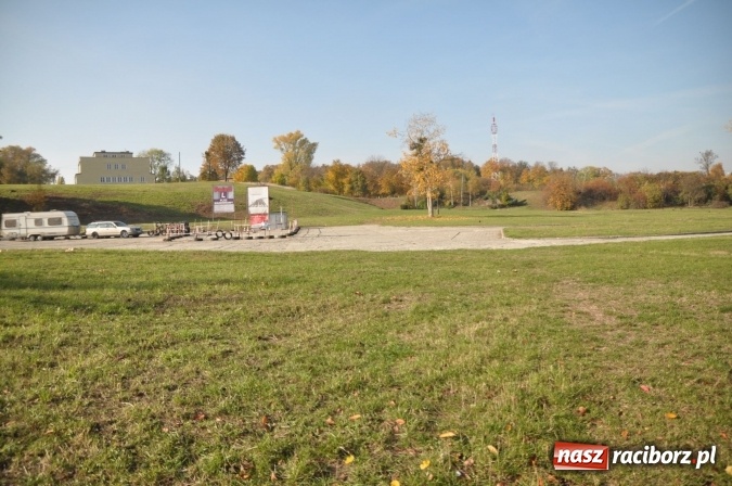 Zdjęcie w galerii na portalu naszraciborz.pl: Widmo sklepu z owadem w kropki - miasto nie sprzeda placu przy Jana Pawła II wiadomości z regionu
