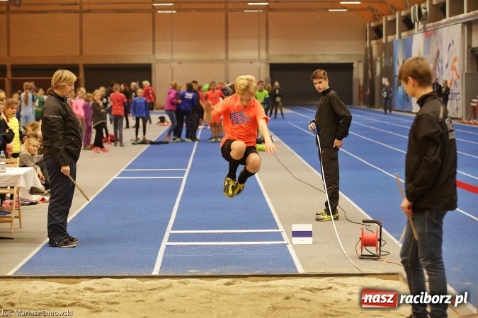 Zdjęcie w galerii na portalu naszraciborz.pl: Jesienne Międzynarodowe Halowe Mistrzostwa Powiatu Raciborskiego w Lekkiej Atletyce wiadomości z regionu