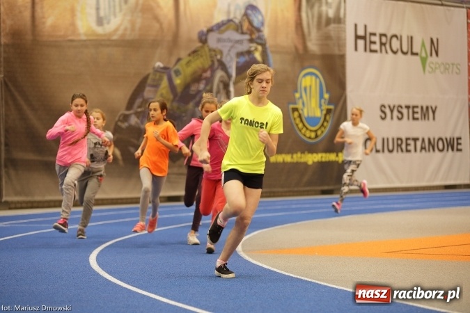 Zdjęcie w galerii na portalu naszraciborz.pl: Jesienne Międzynarodowe Halowe Mistrzostwa Powiatu Raciborskiego w Lekkiej Atletyce wiadomości z regionu
