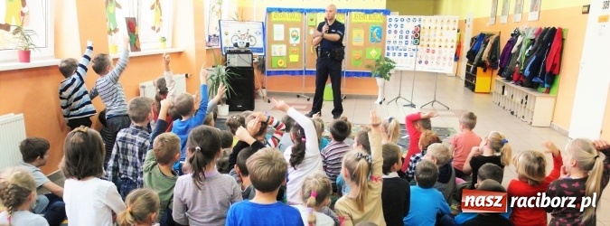 Zdjęcie w galerii na portalu naszraciborz.pl: Najmłodsi uczniowie Szkoły Podstawowej w Kuźni Raciborskiej spotkali się z policjantem wiadomości z regionu