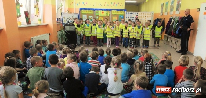 Zdjęcie w galerii na portalu naszraciborz.pl: Najmłodsi uczniowie Szkoły Podstawowej w Kuźni Raciborskiej spotkali się z policjantem wiadomości z regionu