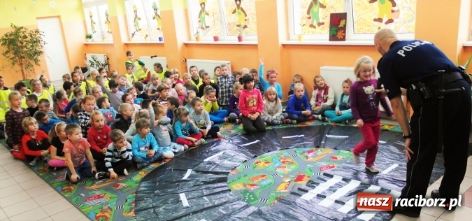 Zdjęcie w galerii na portalu naszraciborz.pl: Najmłodsi uczniowie Szkoły Podstawowej w Kuźni Raciborskiej spotkali się z policjantem wiadomości z regionu