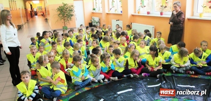 Zdjęcie w galerii na portalu naszraciborz.pl: Najmłodsi uczniowie Szkoły Podstawowej w Kuźni Raciborskiej spotkali się z policjantem wiadomości z regionu
