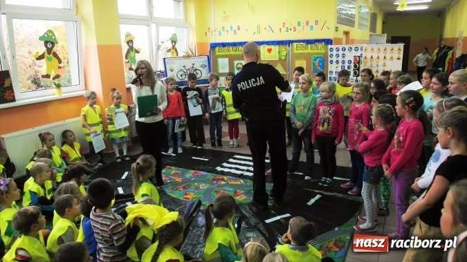 Zdjęcie w galerii na portalu naszraciborz.pl: Najmłodsi uczniowie Szkoły Podstawowej w Kuźni Raciborskiej spotkali się z policjantem wiadomości z regionu